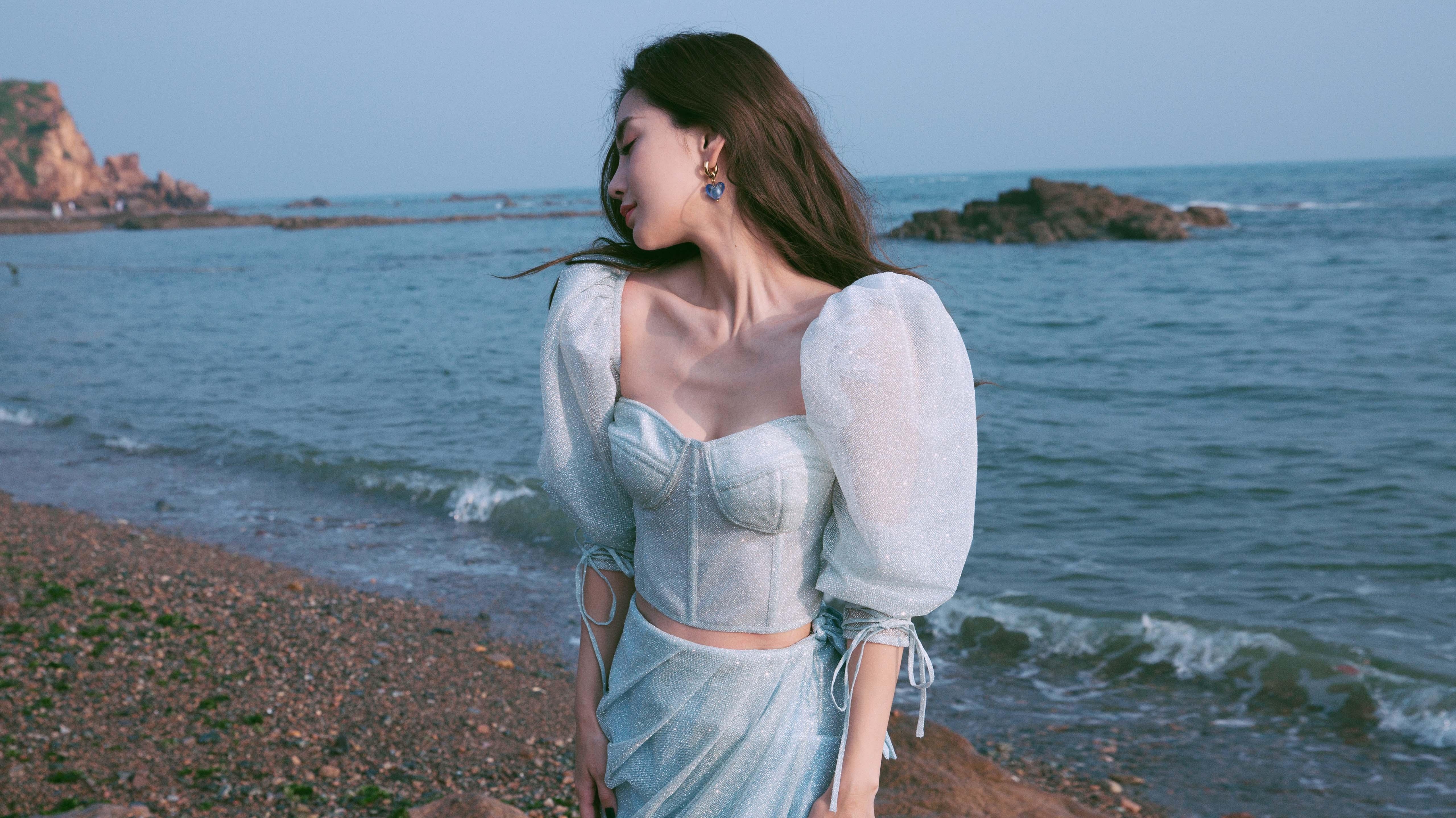 随机国足后卫线默契增强，防守更具韧性，国足边后卫